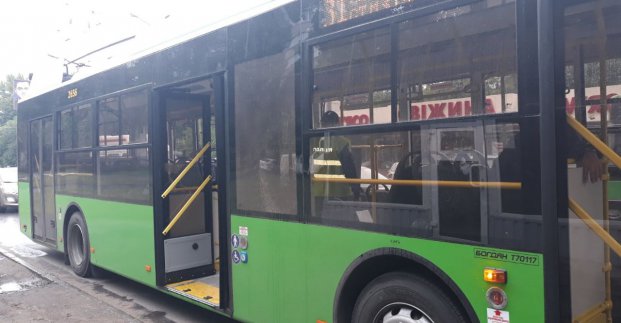 На Салтівці невідомий вистрілив у тролейбус