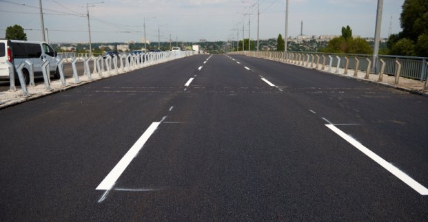 На Комунальному мосту змінюється схема руху